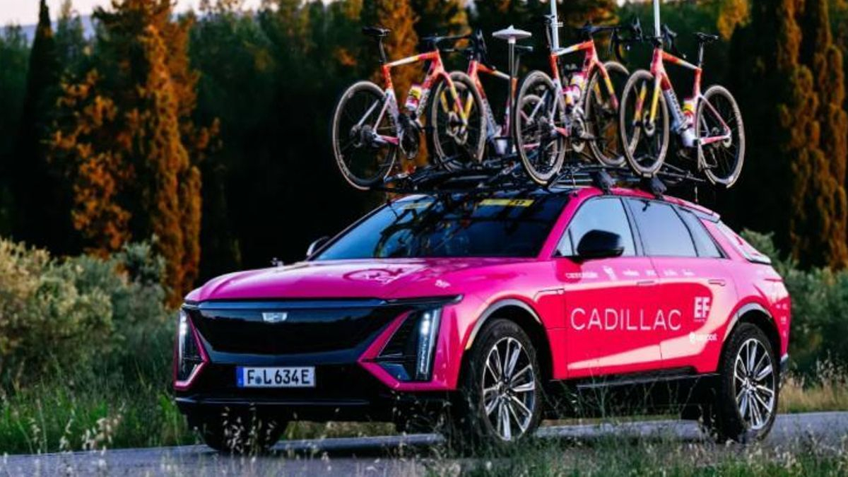 Así es el Cadillac rosa que atrae todas las miradas en La Vuelta
