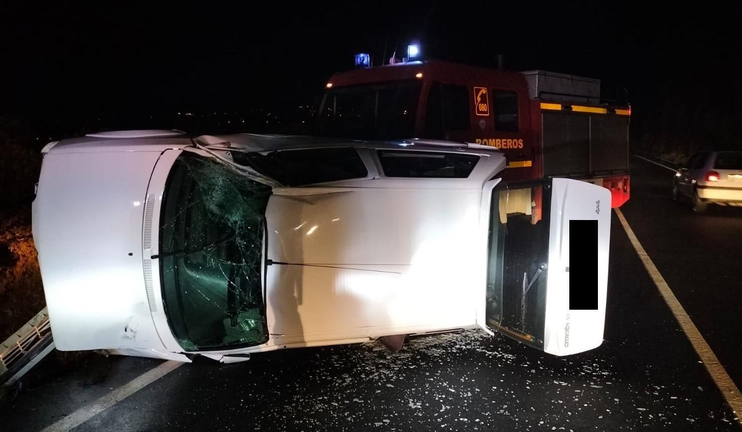 Accidente de tráfico en la carretera de La Cumbre. BOMBEROS LA PALMA