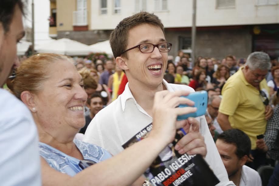 Una simpatizante de Podemos se hace un 'selfie' con Iñigo Errejón.  (ALEJANDRO RAMOS)