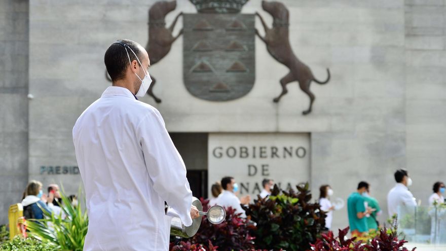Médico ante la sede de Presidencia del Gobierno de Canarias en Las Palmas de Gran Canaria. (ÁNGEL SARMIENTO)