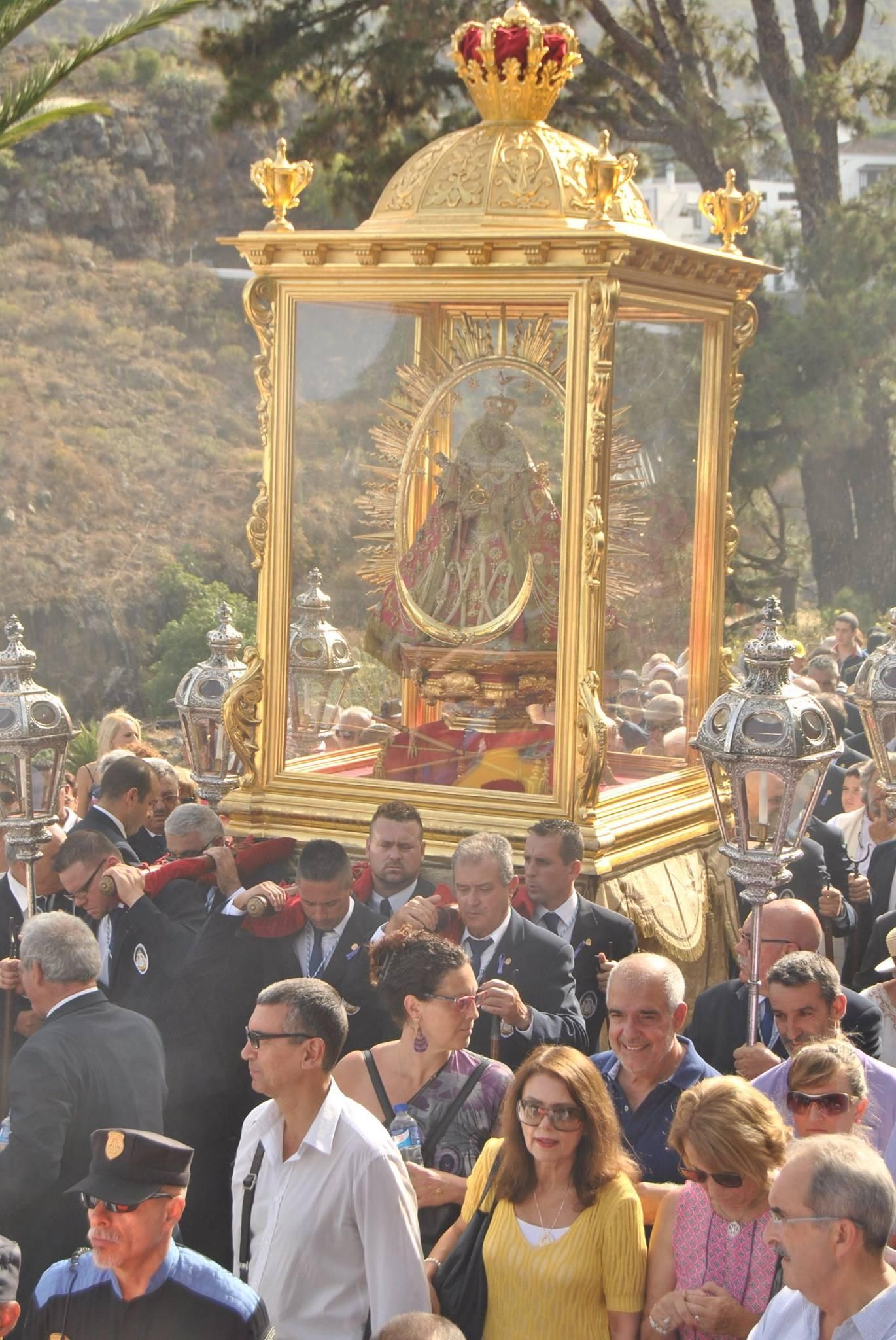 El  Sillón de Viaje de oro de la Virgen de las Nieves: celebrando 50 años de tradición y devoción.
