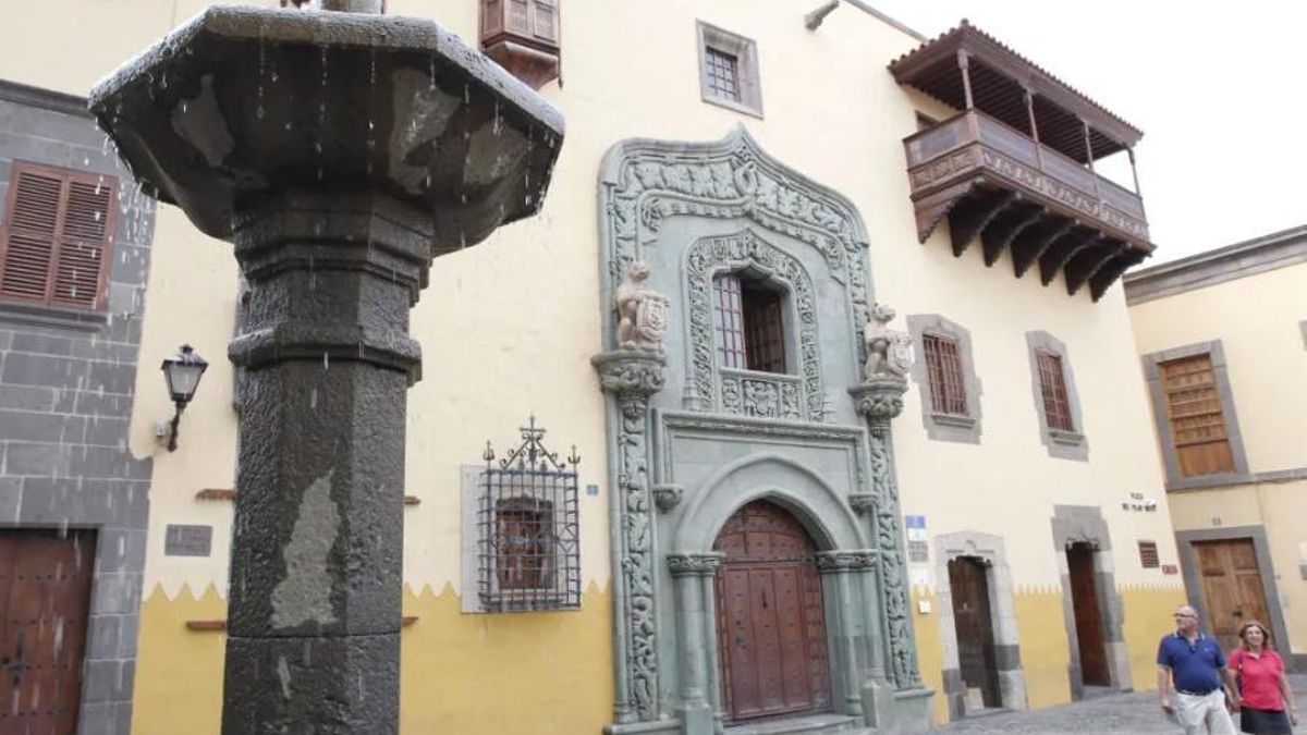 Entrada de la Casa de Colón, en la plaza del Pilar Nuevo. EFE/Elvira Urquijo