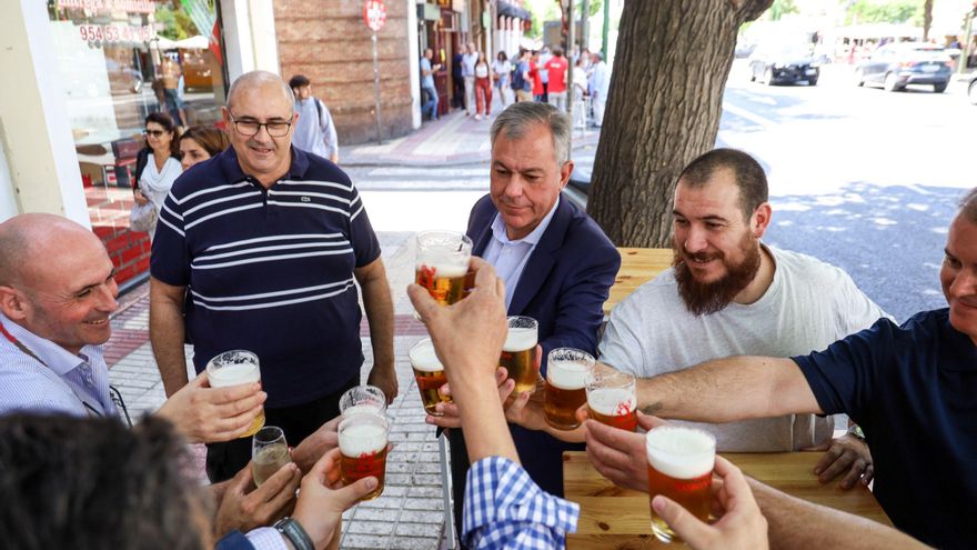 Tradición o "discriminación": el anuncio de beber en la puerta de "determinados" bares divide a los sevillanos