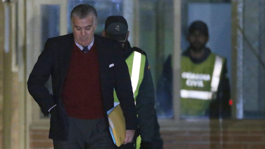 El extesorero del PP Luis Bárcenas a su salida de la prisión madrileña de Soto del Real en una imagen de archivo.