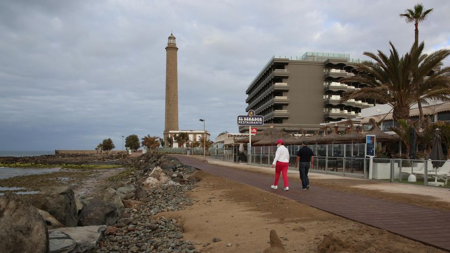 El paseo de madera que discurre entre el Faro y la Charca de Maspalomas, en el tramo ubicado frente al restaurante El Senador, donde también se elevó una escollera para proteger el paseo y a los locales ante el oleaje.