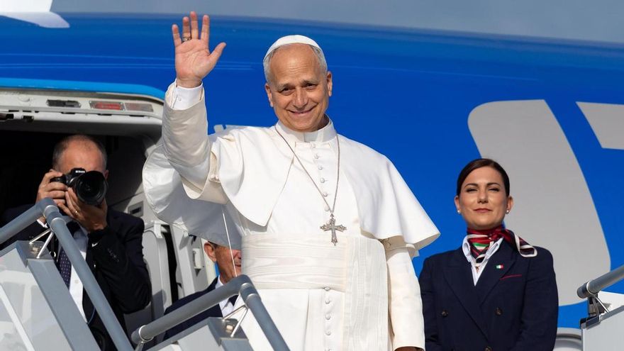 El papa León XIV saluda al partir hacia Madrid como parte de su viaje apostólico a España, en el aeropuerto de Fiumicino, en Roma, Italia, el 6 de junio de 2026. El papa León XIV realiza una visita oficial de seis días a España, del 6 al 12 de junio de 2026, que incluye Madrid, Barcelona y las Islas Canarias. (Papa, Italia, España, Roma). EFE/EPA/TELENEWS.