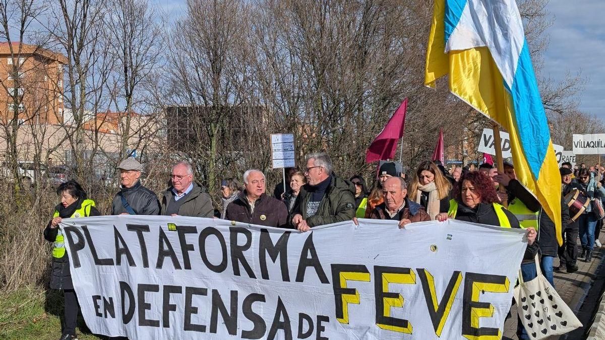 Manifestación contra el enterramiento de las vías de la línea de Feve en León capital. 