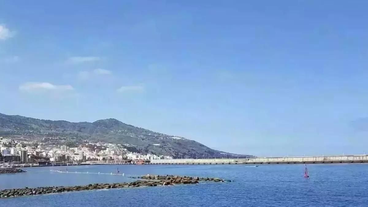Imagen de archivo. Playa Bajamar (Breña Alta) con Santa Cruz de La Palma al fondo