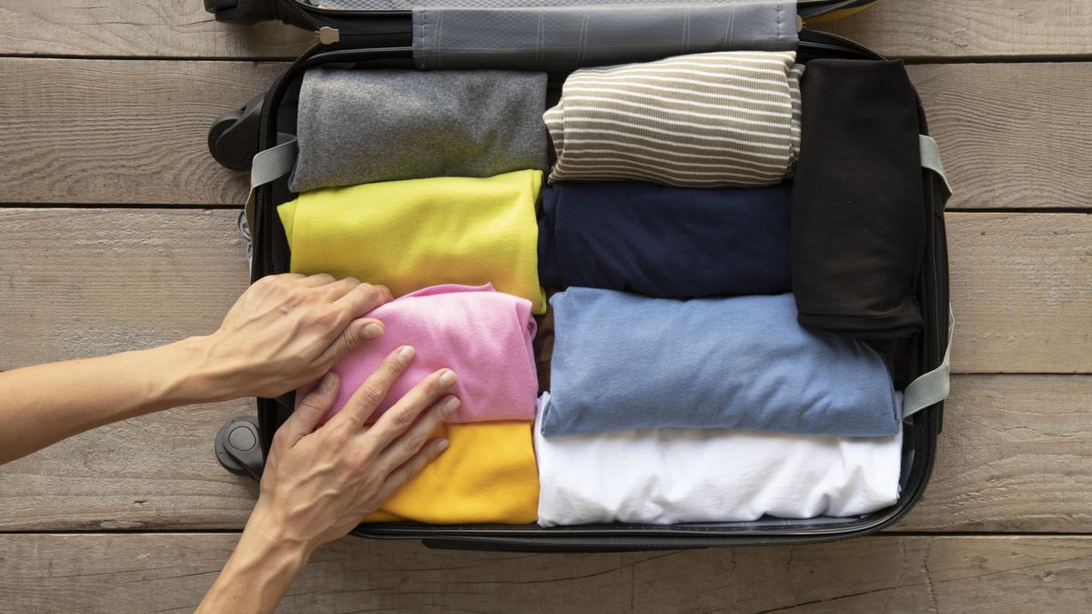 Por qué lo llaman el 'método Sudoku': el truco para organizar tu maleta de mano y aprovechar al máximo todo su espacio