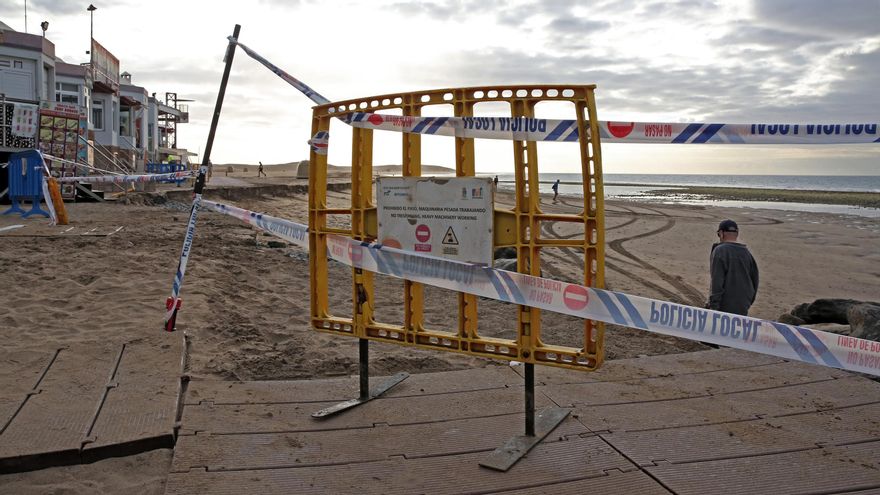 El Ayuntamiento de San Bartolomé de Tirajana acordonó parte de la zona ubicada en la playa de Maspalomas ante los riesgos para los usuarios.