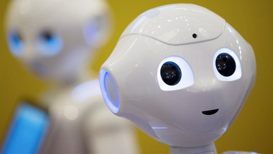Vista del robot humanoide Pepper de SoftBank, utilizados en diferentes áreas de negocio como la salud, la tecnología y la educación.