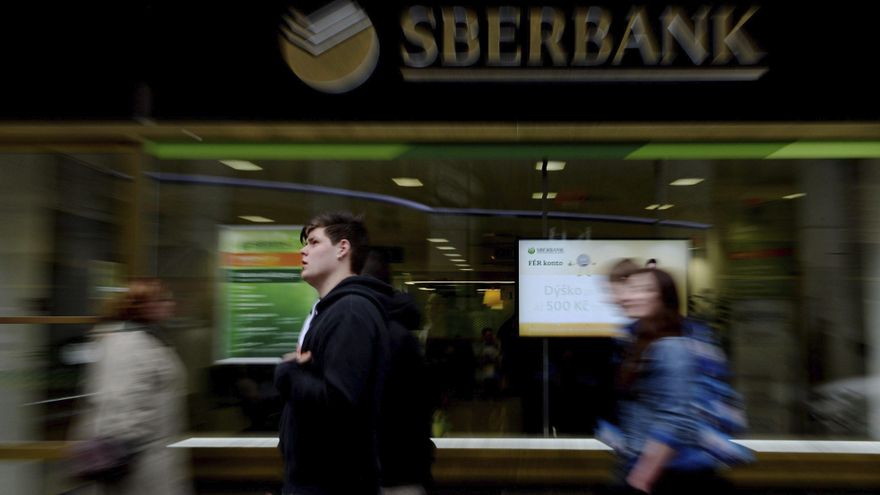 Varias personas pasan ante una sucursal del mayor banco de Rusia, Sberbank, en Praga, República Checa, en una imagen de archivo.