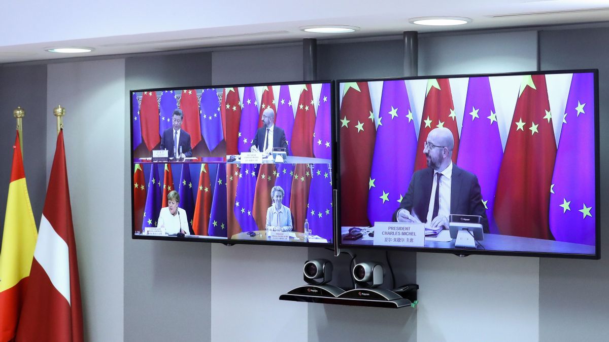 Los presidentes de la Comisión Europea, Ursula von der Leyen, y del Consejo Europeo, Charles Michel, desde Bruselas, así como la canciller alemana, Angela Merkel, desde Berlín; y el presidente chino, Xi Jinping, desde Pekín.