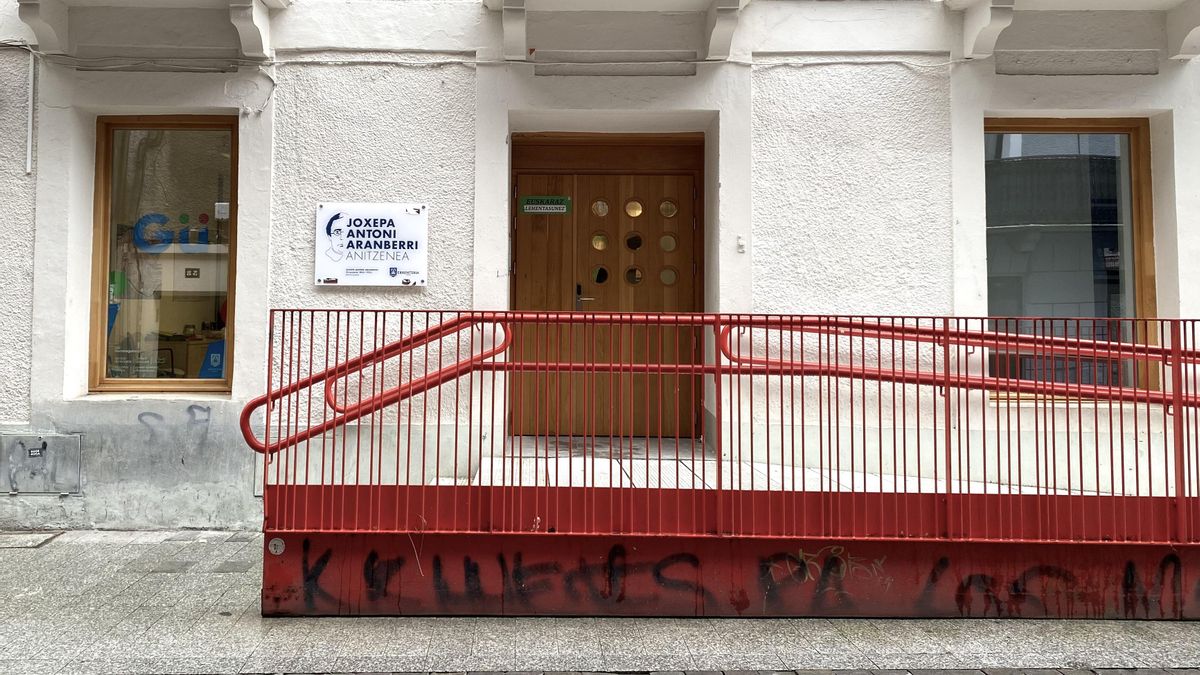Entrada al edificio Joxepa Antoni Araberri Anitzenea con la oficiona de GÜ Harreragunea al lado
