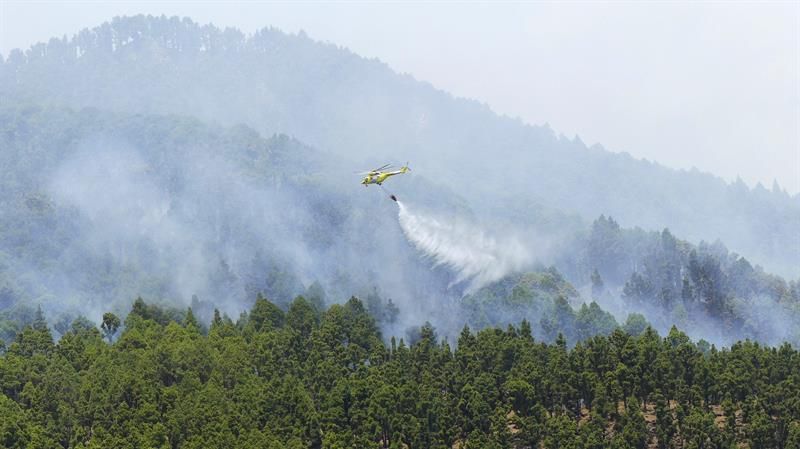 Intervención de los helicópteros en el frente de Villa de Mazo en el incendio de La Palma