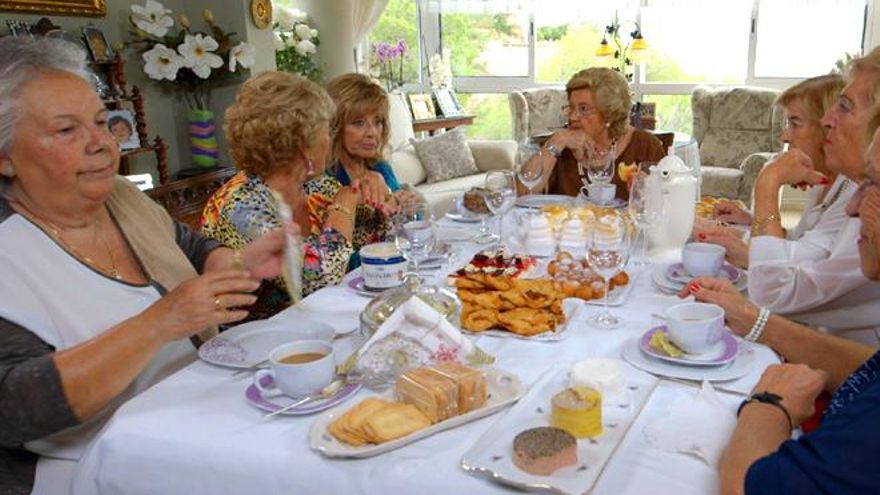 María Teresa, con sus amigas en el cuarto capítulo de 'Las Campos'
