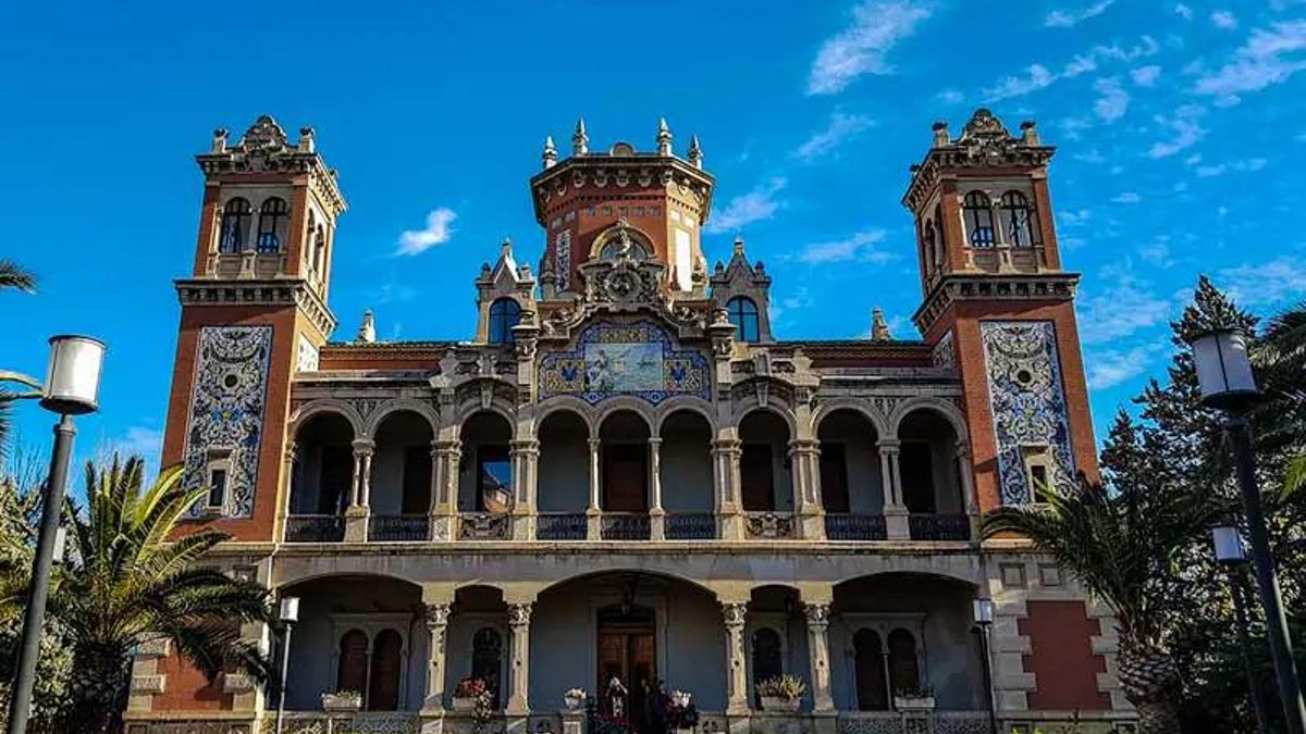 El palacio Larrinaga de Zaragoza: nació como una historia de amor y acabó teniendo varias vidas