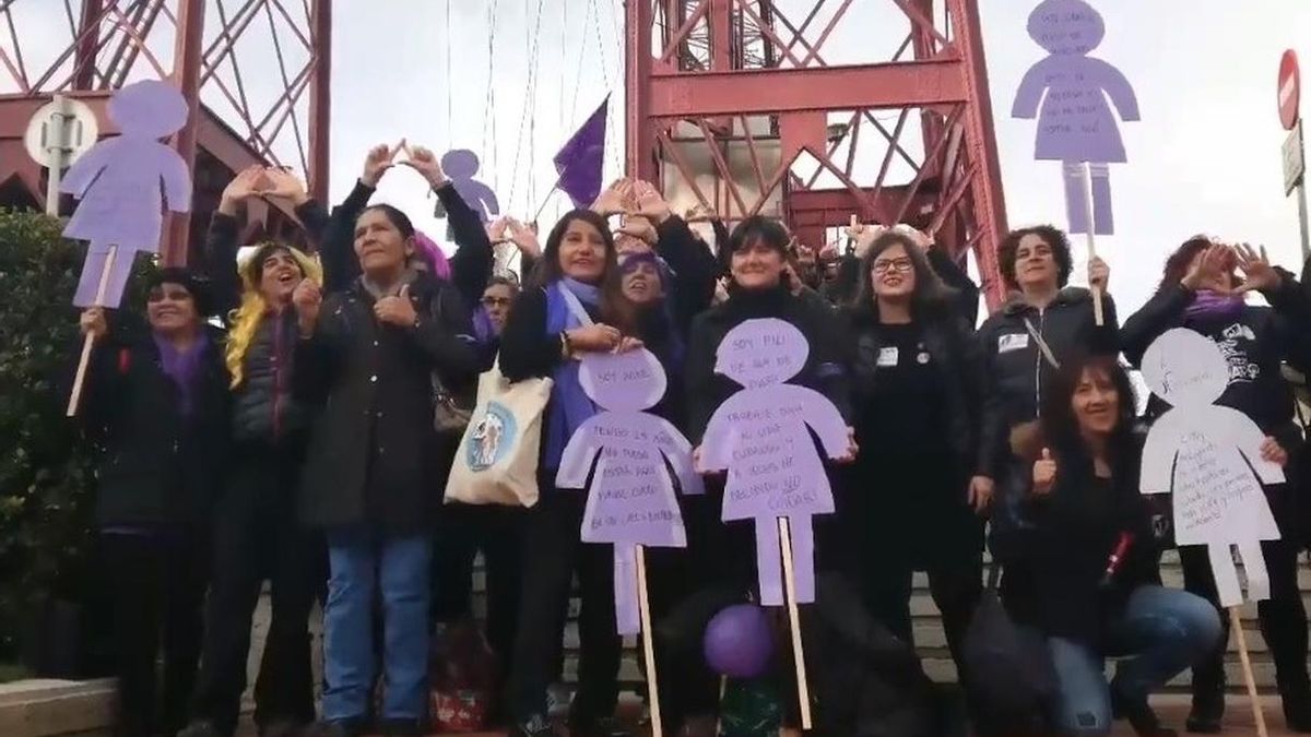 Empleadas del hogar se concentran ante el Puente de Bizkaia que cruzan cada día para trabajar