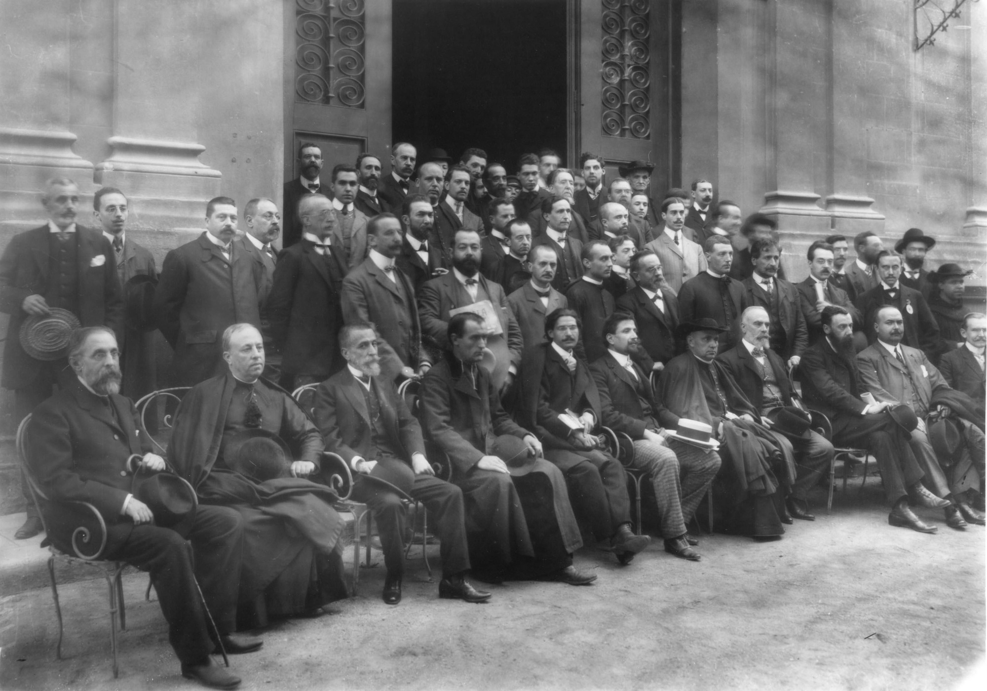Joan Alcover, en primera fila, junto a Miquel Costa i Llobera, en el Primer Congreso Internacional de la
Lengua Catalana en Barcelona en 1906