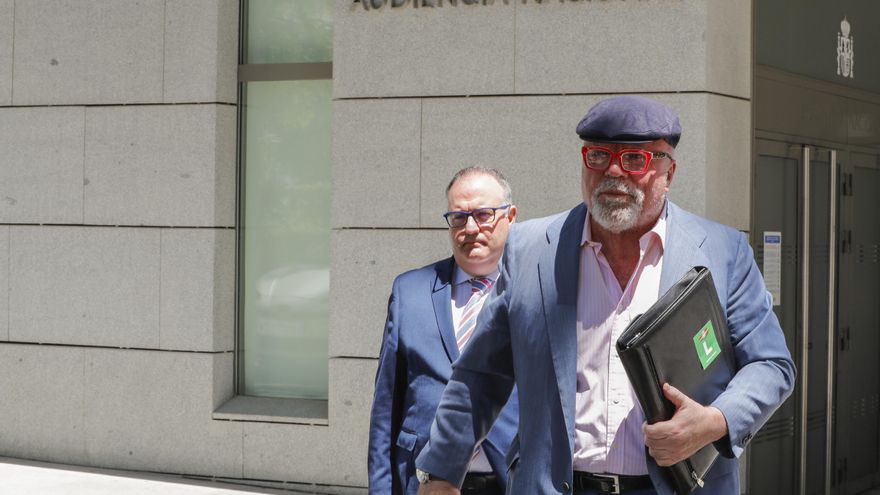Imagen de archivo del excomisario José Manuel Villarejo (d) a su salida de la Audiencia Nacional. EFE/ Luis Millan