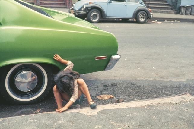 Una imagen tomada por Helen Levitt en New York en 1976.