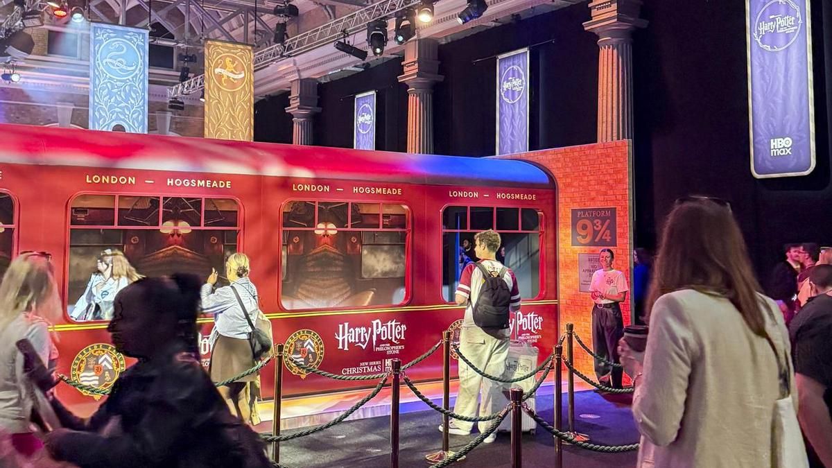 Miles de seguidores de 'Harry Potter' se reúnen en Londres para celebrar la salida del tren hacia la escuela ficticia de magia y hechicería de Hogwarts