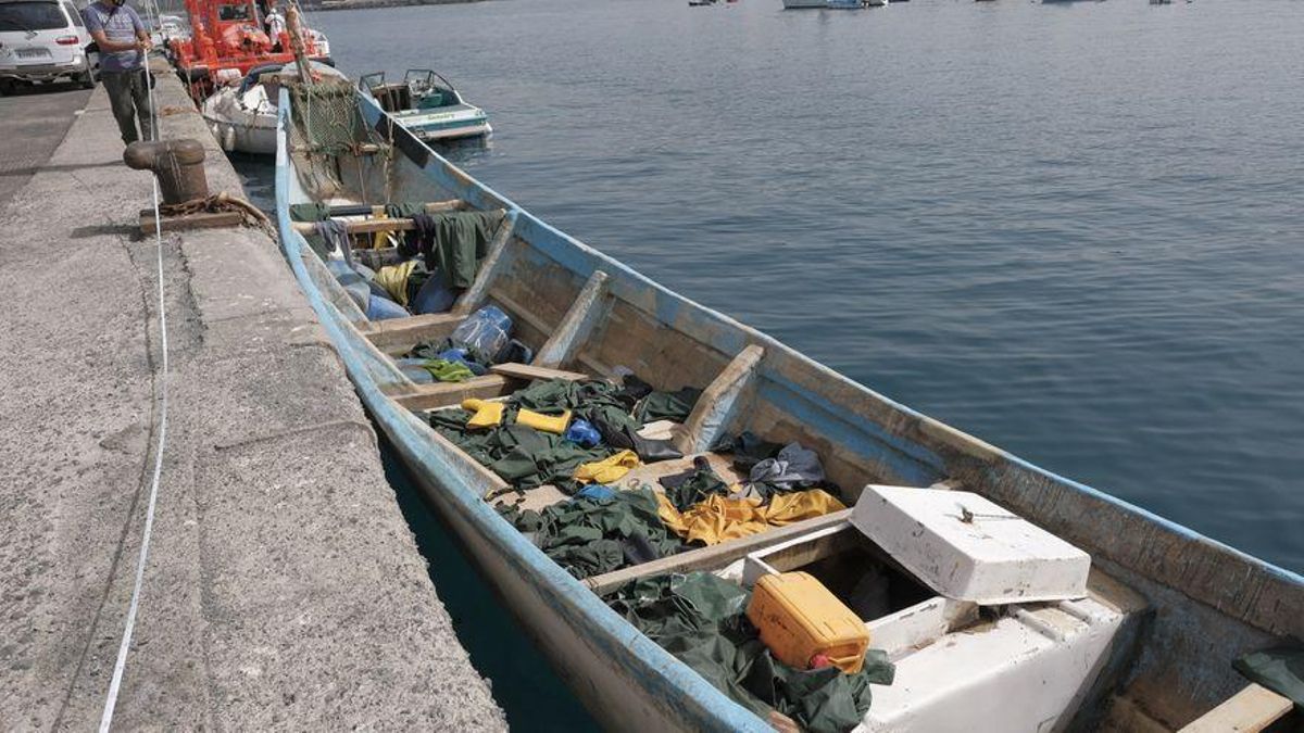 Salvamento desembarca en Gran Canaria a más de 140 ocupantes de dos cayucos con siete menores