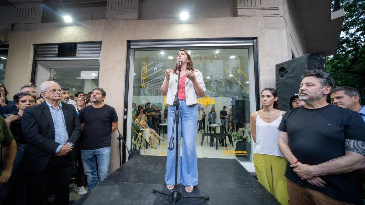 La intendenta Mariel Fernández, durante el lanzamiento de su espacio político, junto a Jorge Taiana, Carlos Bianco, Paula Penacca y Mariano Recalde