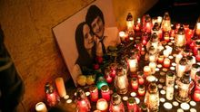 Velas y una foto en memoria del periodista eslovaco Jan Kuciak y su pareja, asesinados en Bratislava.