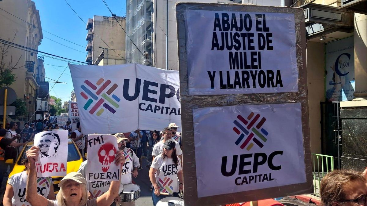 Los docentes de UEPC Capital y organizaciones sociales protestaron en Patio Olmos contra el presidente Javier Milei.