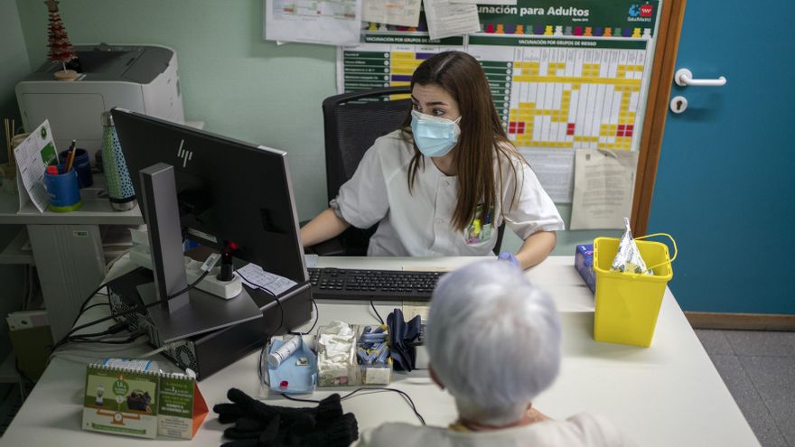 Las enfermeras reclaman más presencia en el sector de los centros sociosanitarios para la atención de mayores.
