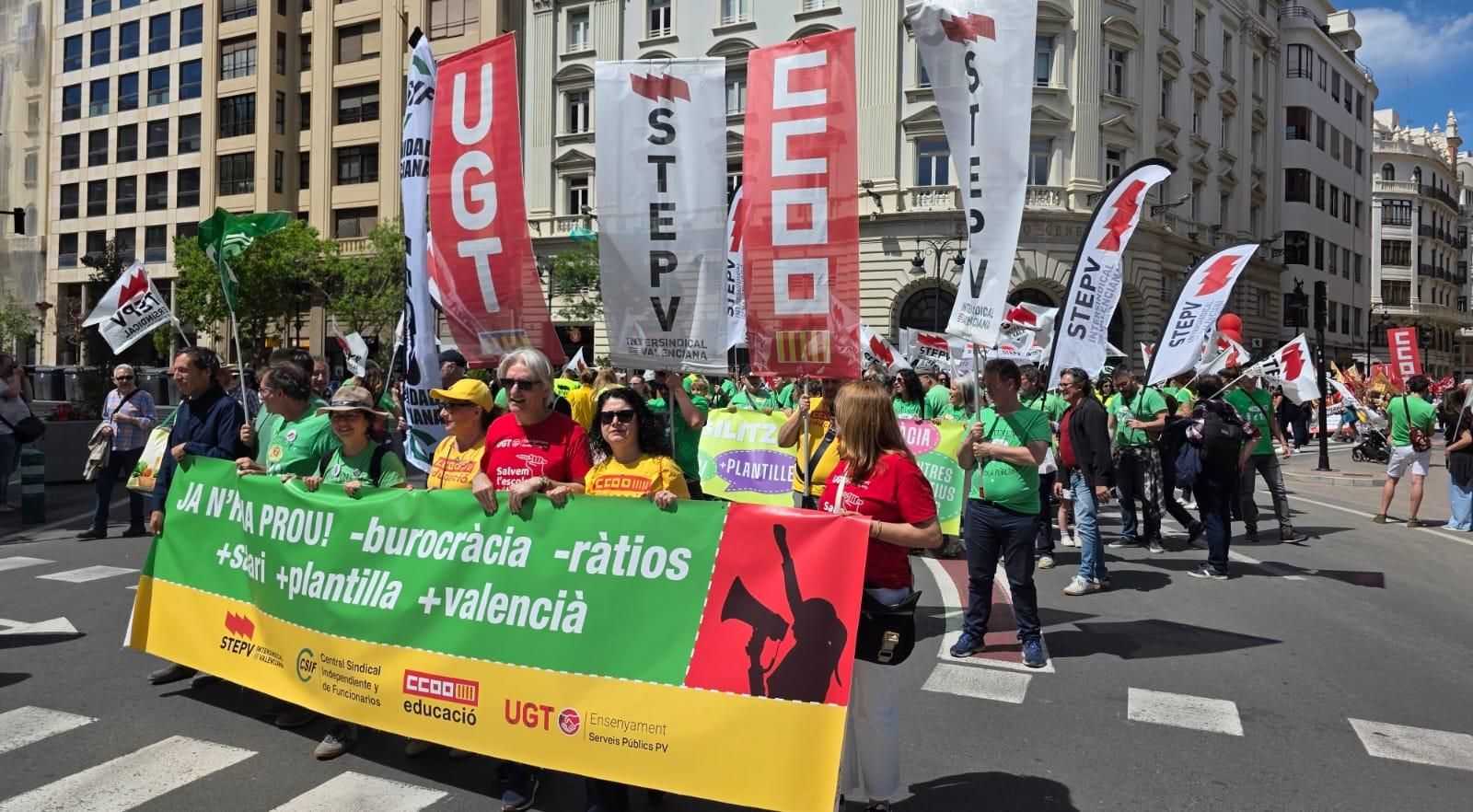 Miles de docentes se manifiestan en València en el primer día de huelga indefinida