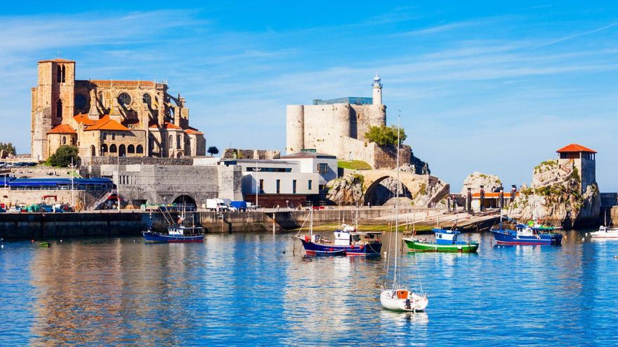 De planta pentagonal, en el interior de este castillo cántabro se construyó uno de los faros más antiguos de toda la península