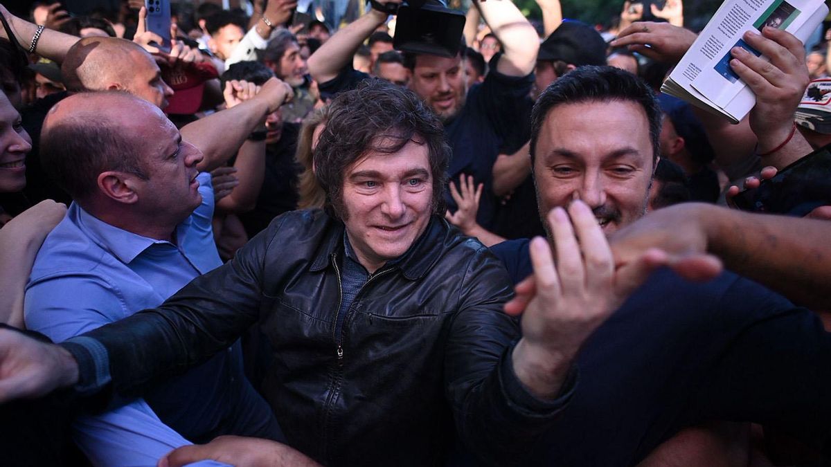 Milei de campaña en Mendoza con su candidato y ministro Luis Petri.