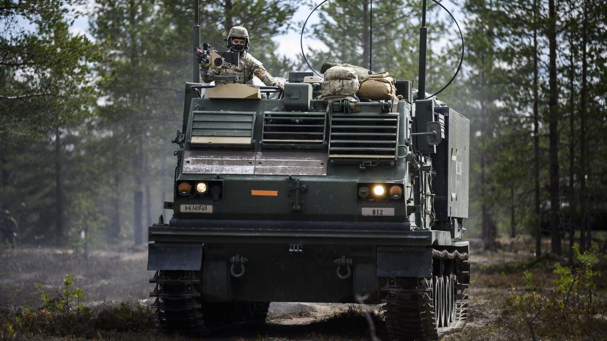 Un lanzamisiles MLRS estadounidense durante un ejercicio de combat en Rovajarvi, Rovaniemi, en 2023.