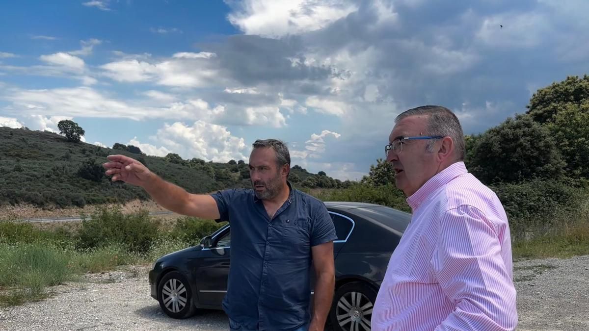 El vicepresidente y diputado de Infraestructuras, Roberto Aller (d), junto al diputado Luis Alberto Arias.