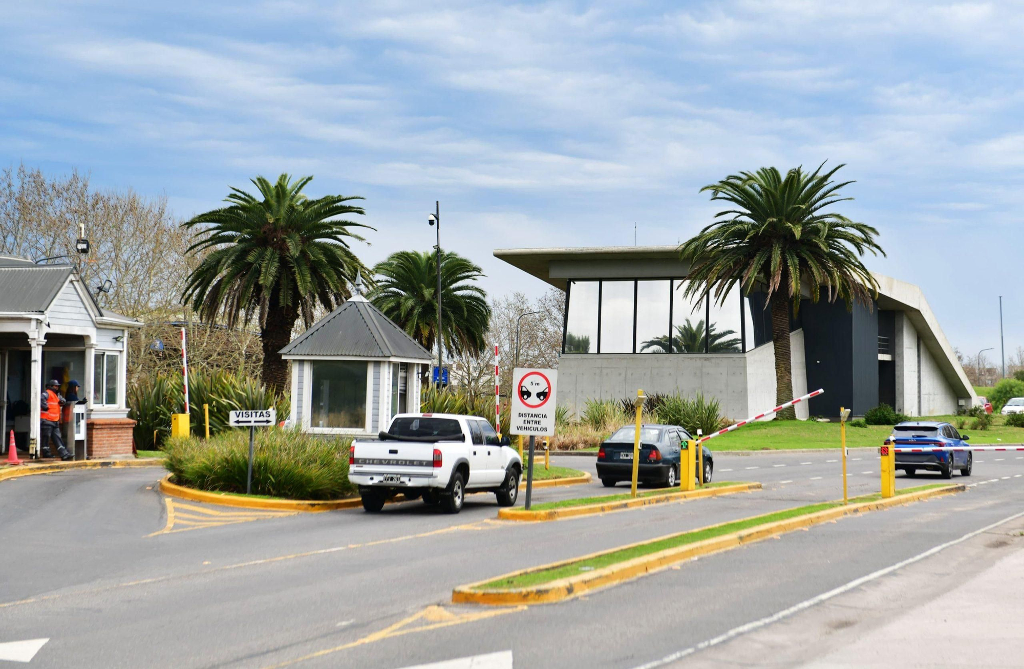 En el conurbano bonaerense conviven countries exclusivos, como Nordelta (la foto es de la entrada a esta urbanización) con villas que carecen de servicios básicos.
