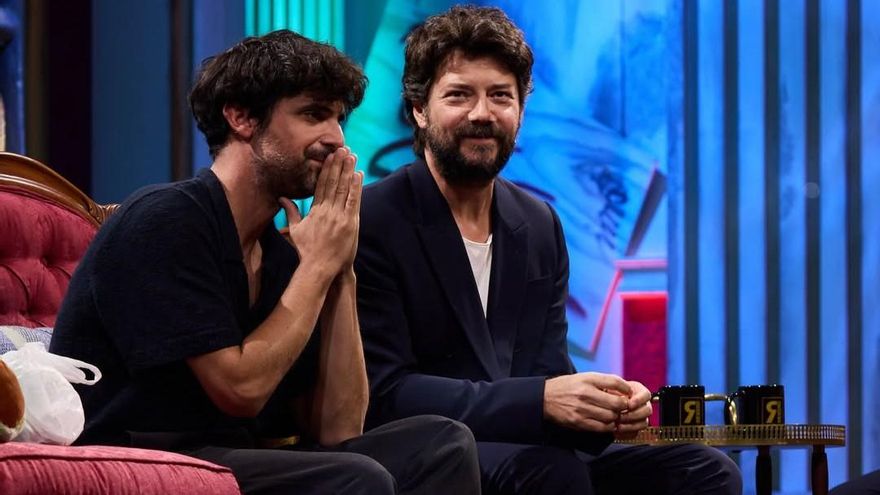 Álvaro Morte deja en 'La Revuelta' de RTVE una pregunta para los candidatos a la presidencia: "Me da muchísimo miedo"