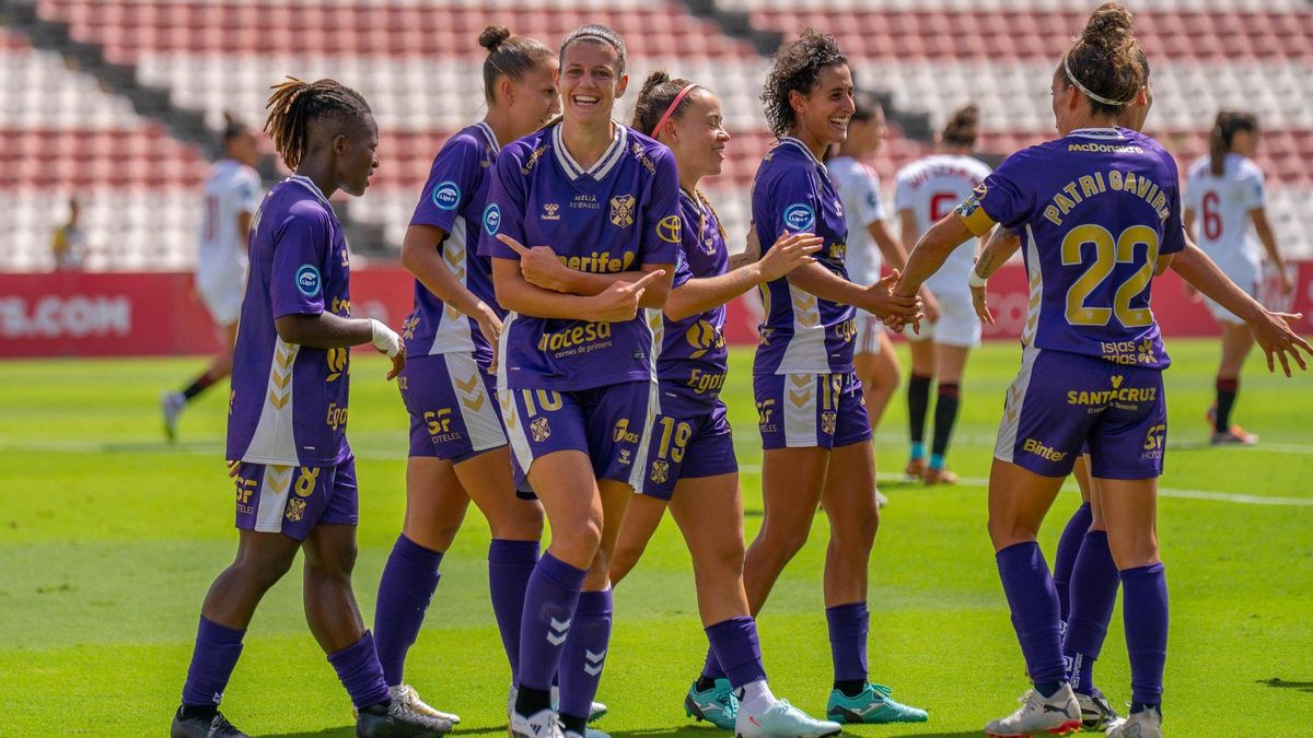 El Costa Adeje Tenerife celebra un gol en Sevilla