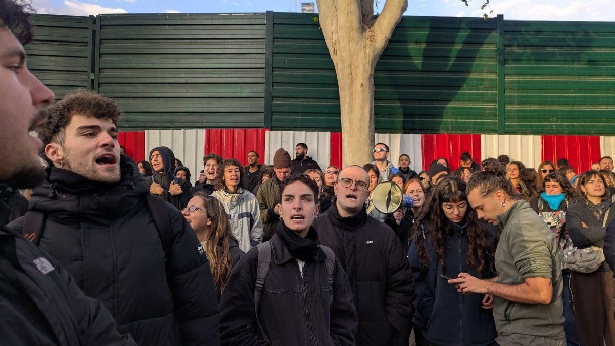 Frenado en el último minuto para renegociar el desahucio a seis familias en Carabanchel: “¡Sareb nos pertenece!”