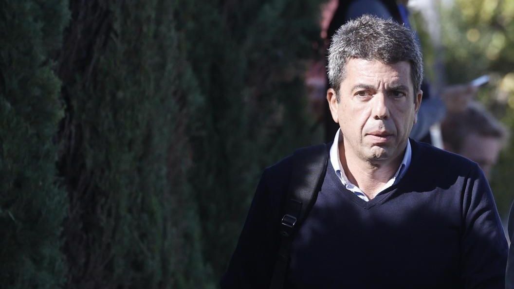 Carlos Mazón, a la llegada al Cecopi, lugar en el que ha atendido preguntas de los periodistas.