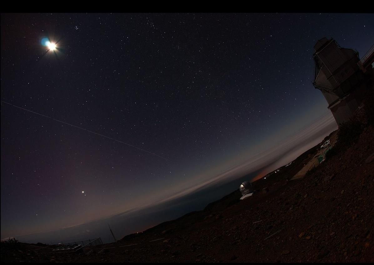 El TNG y la estela de la Estación Espacial; también se puede ver la Luna y Venus. Crédito: FGG/TNG.