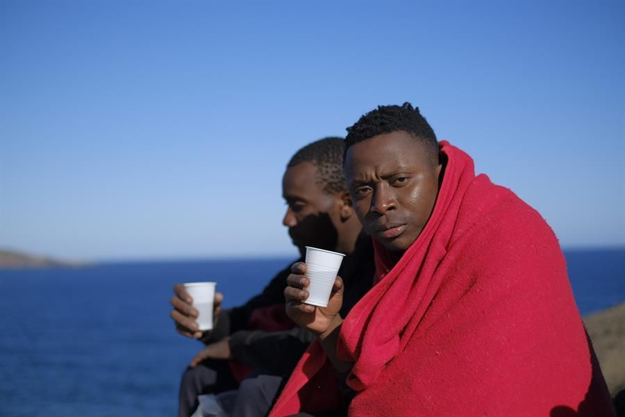 27 personas atendidas por servicios de emergencia en la playa de El Burrero. (EFE/Ángel Medina G).