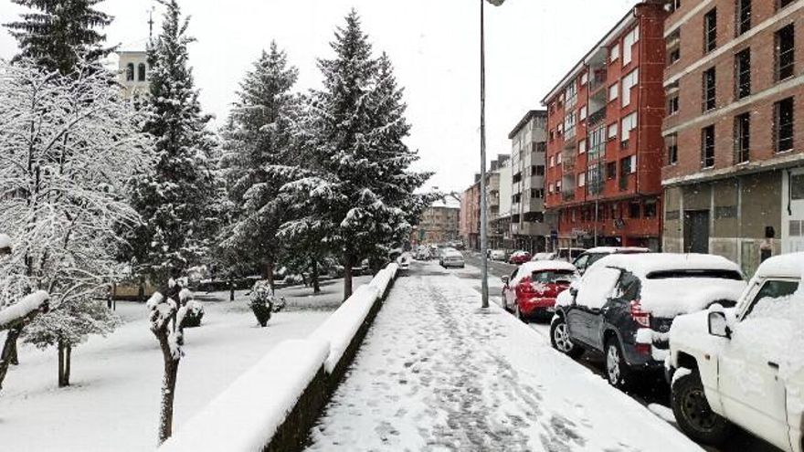 Villablino nevado este viernes. / Luis Álvarez