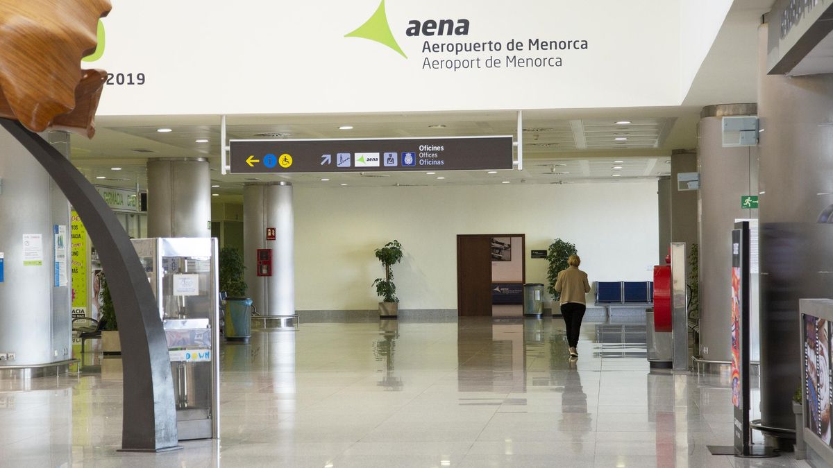 Una persona al\'aeroport de Menorca.