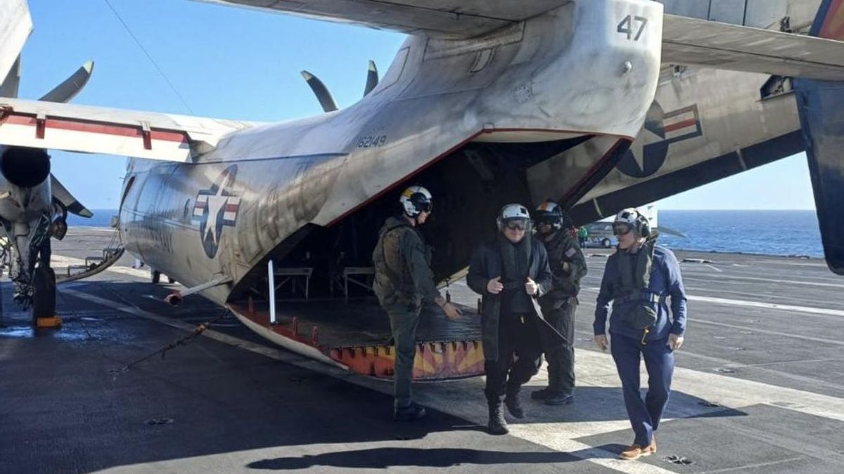 Milei al arribar al portaaviones norteamericano, este jueves.