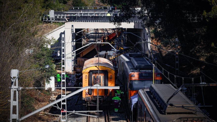 Operarios trabajan en la retirada del tren de Rodalies accidentado entre las estaciones de Sant Sadurní d’Anoia y Gelida