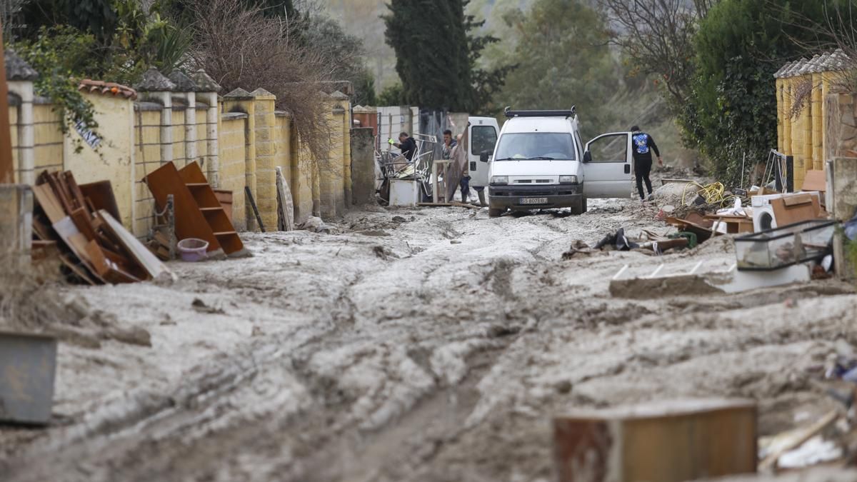 Vecinos de la calle La Perdiz, de la urbanización Guadalvalle, reclaman la retirada del barro y enseres