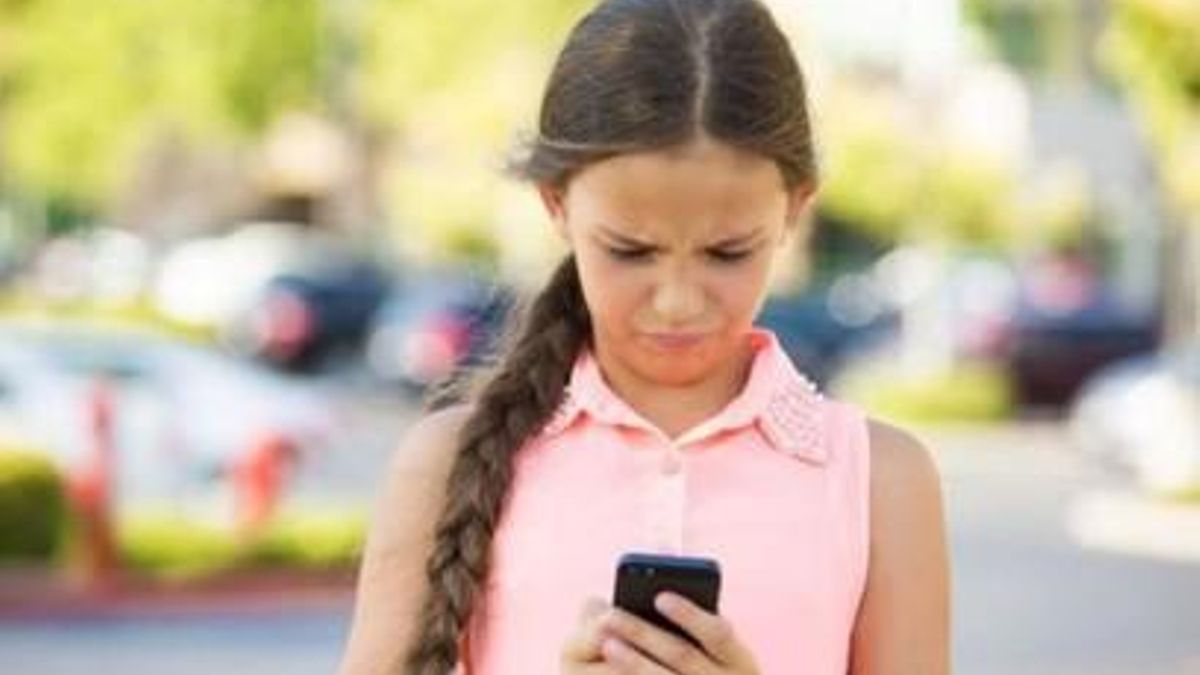 Adolescente con un móvil