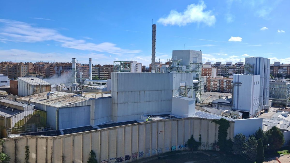 Malos olores, gases y tráfico: la vida junto a la última fábrica ubicada en pleno casco urbano de Zaragoza